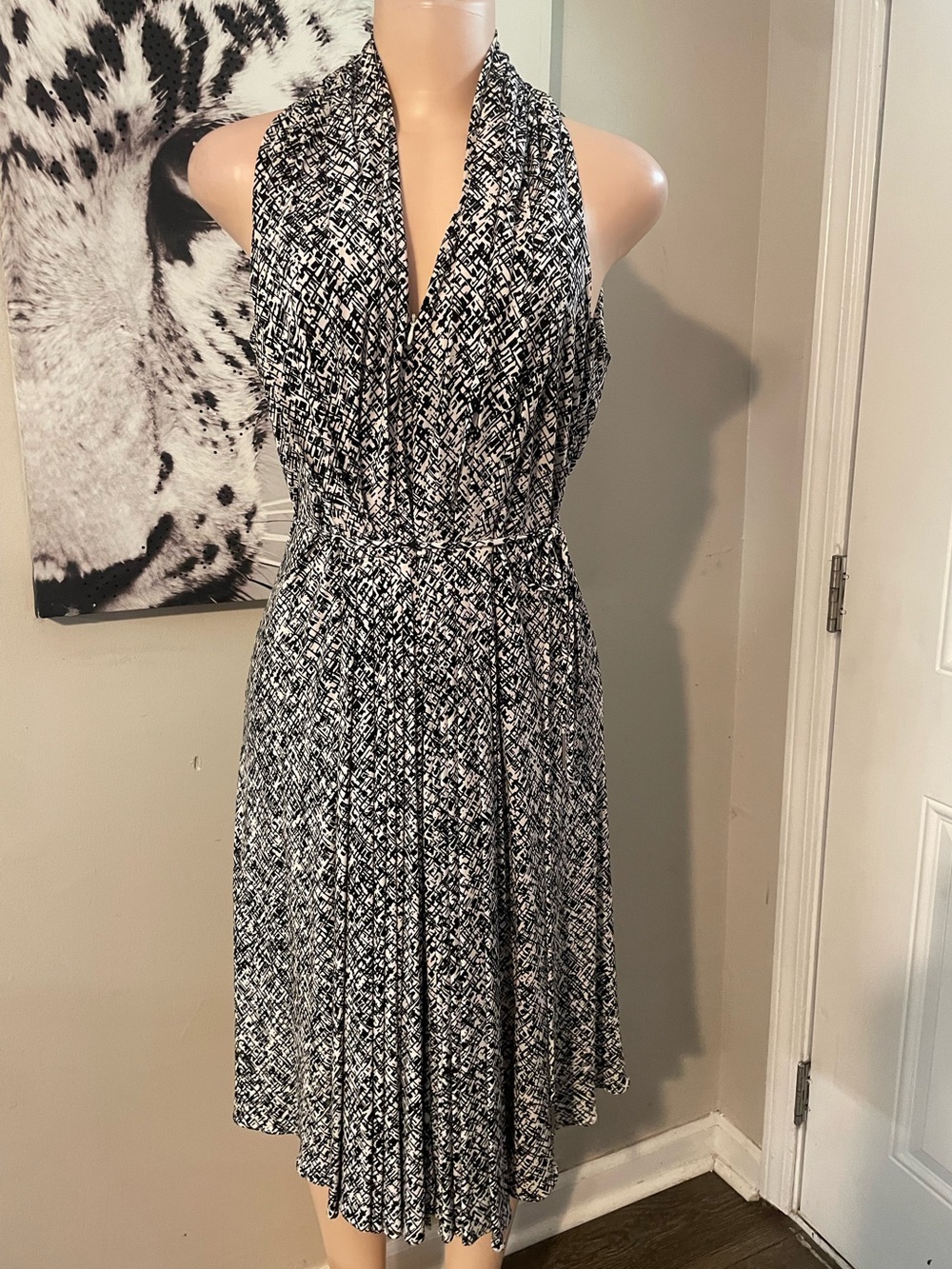 Calvin Klein Black & White Patterned midi Dress deep v neckline cinched waist 4